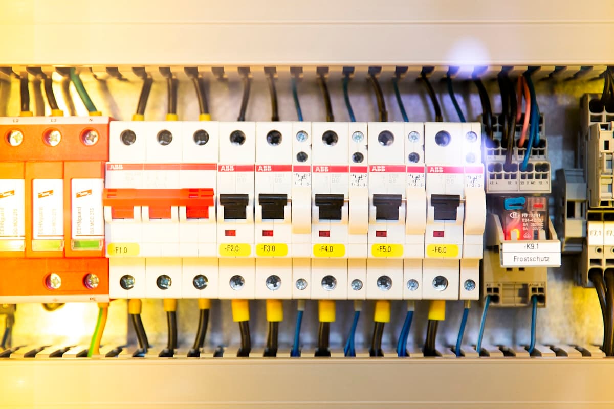 Automatiniai jungikliai ir nuotėkio relės: kaip parinkti apsaugą namams